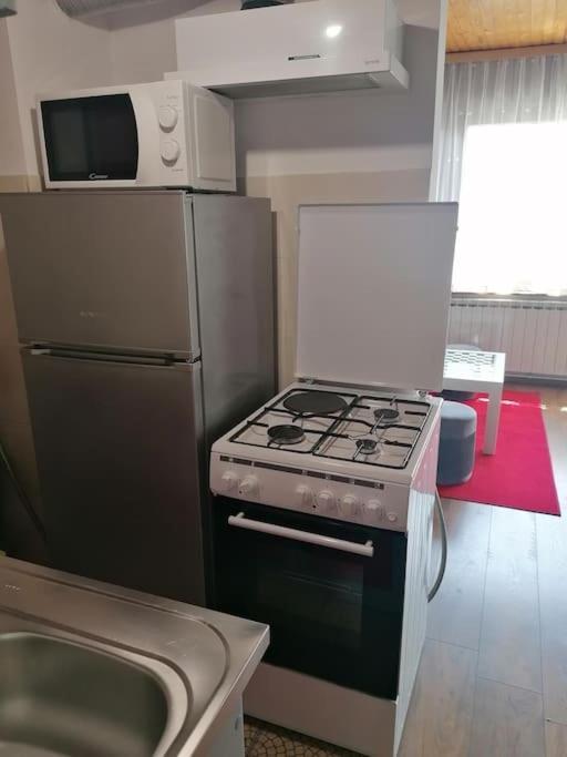 Cozy 1-Bdrm Apt In Dubec, Ideal For Work Or Study Сесвете Екстер'єр фото