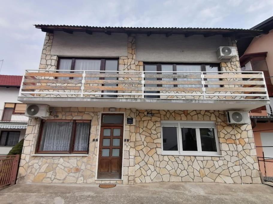 Cozy 1-Bdrm Apt In Dubec, Ideal For Work Or Study Сесвете Екстер'єр фото