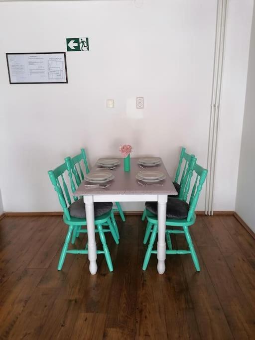 Cozy 1-Bdrm Apt In Dubec, Ideal For Work Or Study Сесвете Екстер'єр фото
