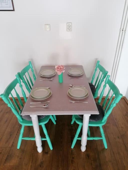 Cozy 1-Bdrm Apt In Dubec, Ideal For Work Or Study Сесвете Екстер'єр фото