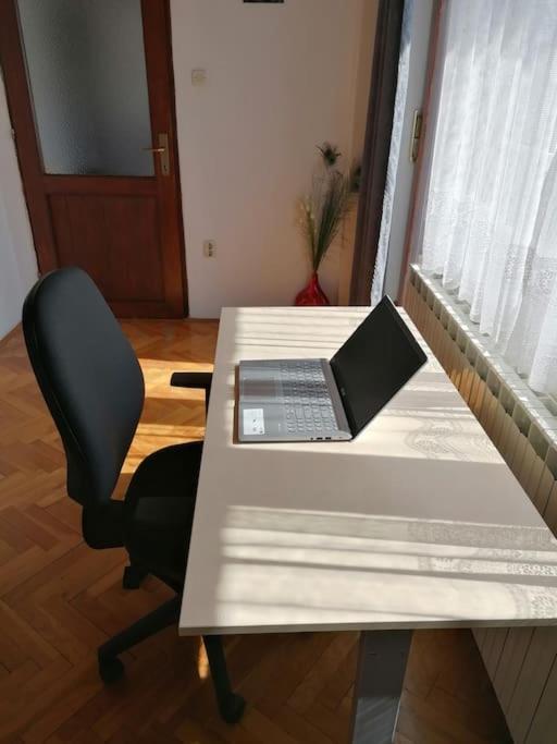 Cozy 1-Bdrm Apt In Dubec, Ideal For Work Or Study Сесвете Екстер'єр фото
