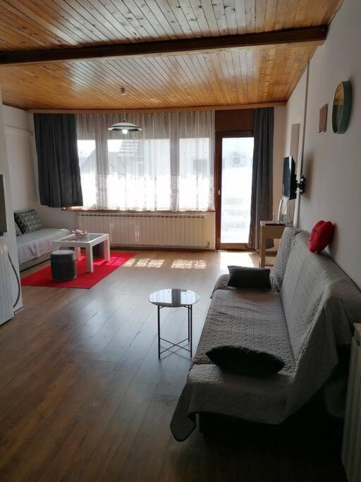 Cozy 1-Bdrm Apt In Dubec, Ideal For Work Or Study Сесвете Екстер'єр фото