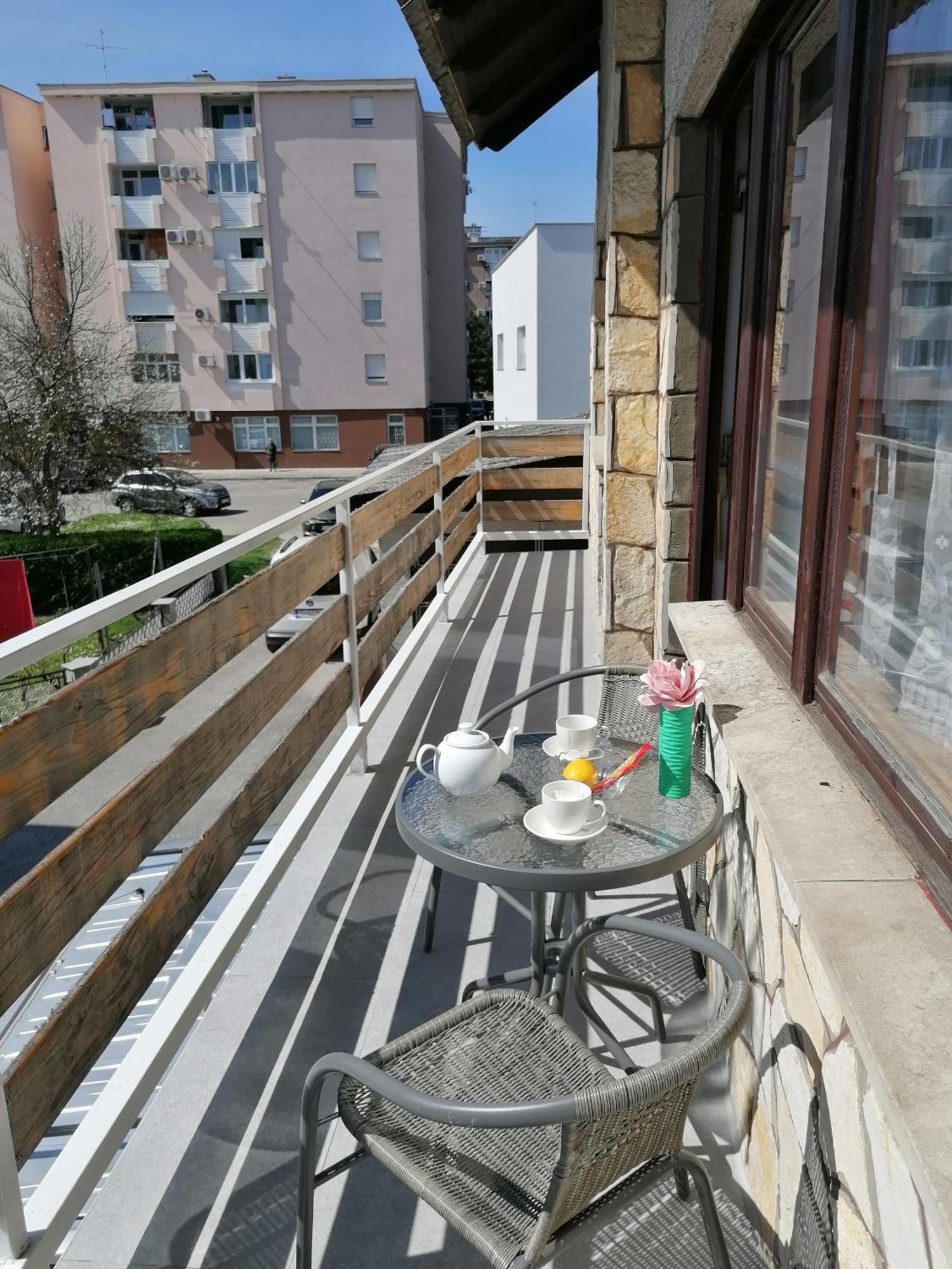 Cozy 1-Bdrm Apt In Dubec, Ideal For Work Or Study Сесвете Екстер'єр фото